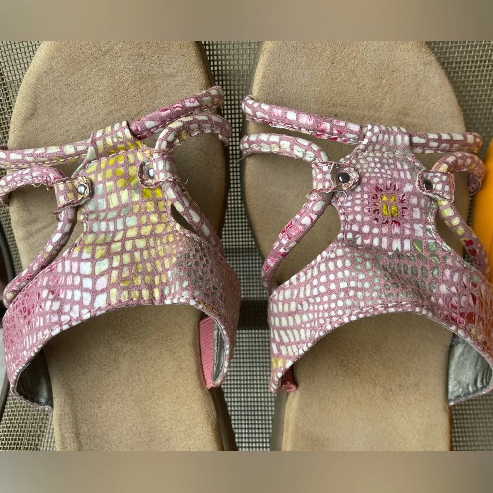 2 Pairs Women’s Shoes- Sz-6.5 Sandals & Sz-7 CROCS, Both in Good Used Condition